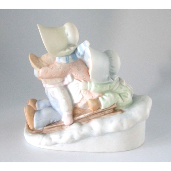 Circle of Friends Figurine A Sledding We Will Go Vintage 1993 Homco Masterpiece - Picture 3 of 6